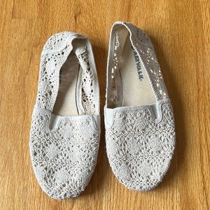 Tan threaded flat shoes